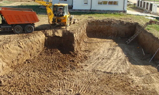 Рытье котлованов под фундамент в Усинске – цена от 2600 руб. за м3 | 2Землекопа-Снс